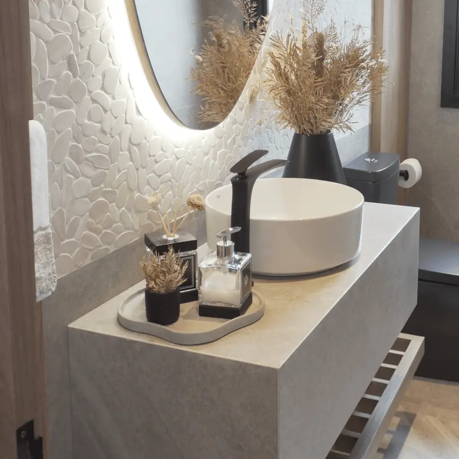 Lavabo com revestimento de parede